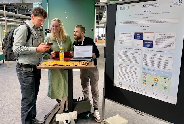 Austausch am Stehtisch von Laura und Phillip vom FOERBICO-Projekt mit Matthias von Co-Woerk während Postersession bei der Tagung OER im Blick 2026.