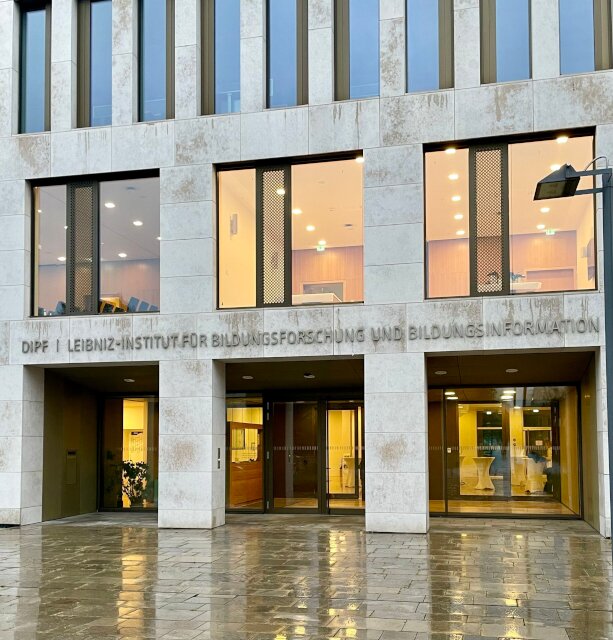 Außenansicht des DIPF-Gebäudes vor dem Eingang.