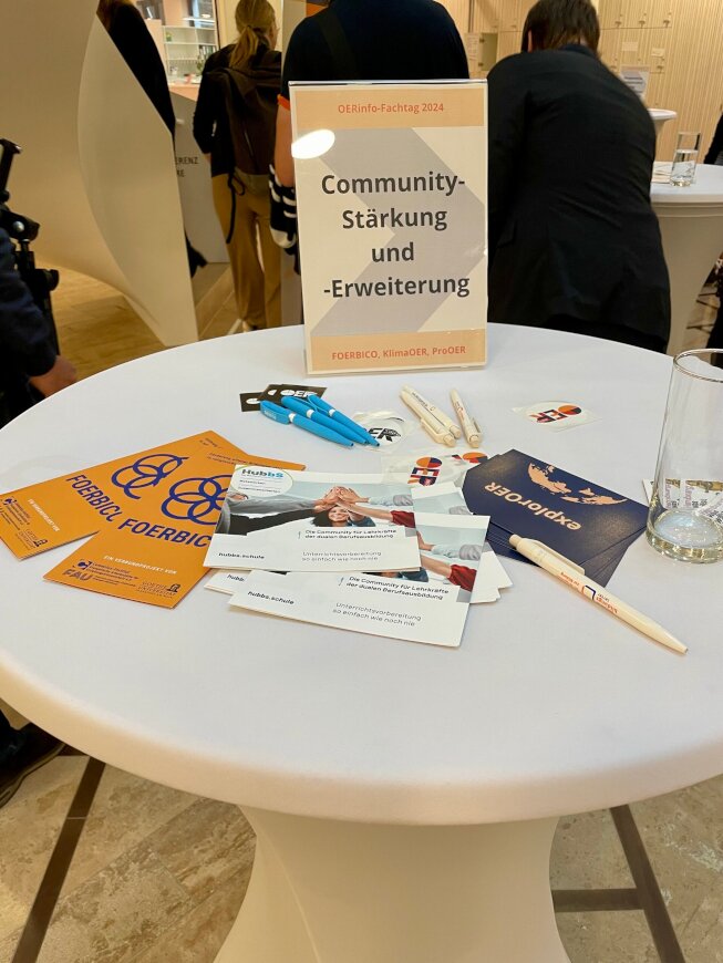 Stehtisch der OER-Communities KlimaOER, ProOER und FOERBICO beim OERinfo-Fachtag 2024.