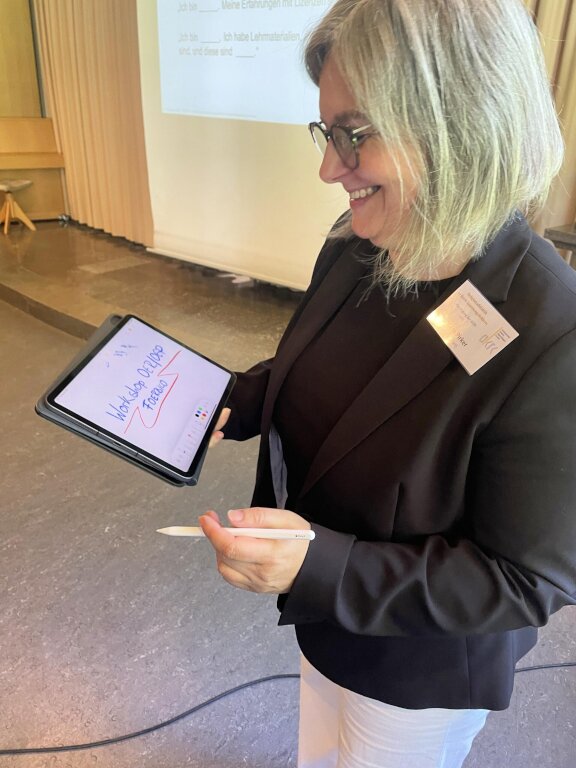 Viera von der Goethe-Universität Frankfurt a.M. mit Tablet in der Hand zum FOERBICO-Workshop zu OER und OEP auf der AKRK-Tagung 2024 in Leitershofen.