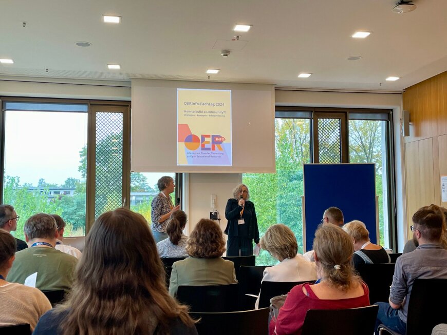 Begrüßung von Katja Stamm (BMBFSFJ) und Steffi Widera (Geschäftsführerin der Virtuellen Hochschule Bayern) beim OERinfo-Fachtag 2024 in Frankfurt a.M.