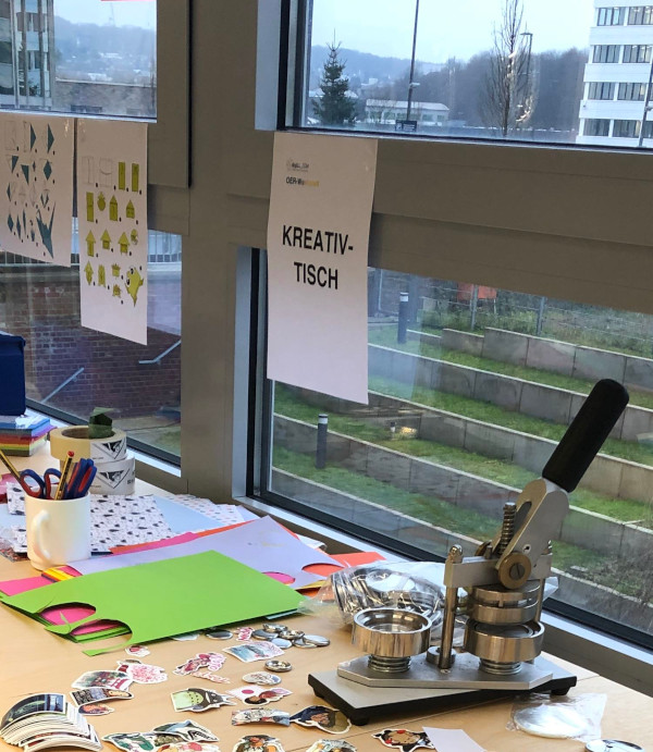 Ausschnitt eines kleinen Kreativtischs mit Materialien zur Inspiration
