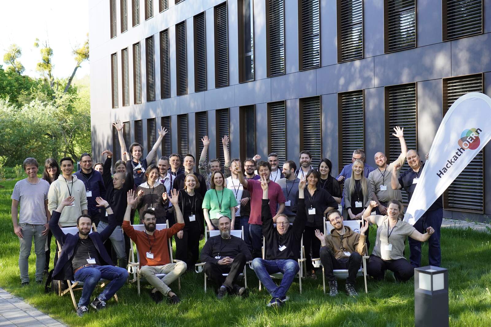 Gruppenfoto der Teilnehmenden des HackathOERns 2025 vor den Räumlichkeiten der GWDG.
