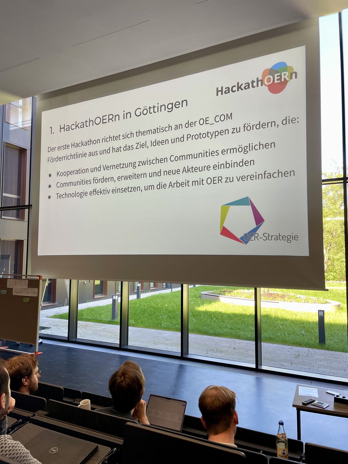 Präsentation in den Räumen der GWDG in Göttingen mit Folie über Ziele vom HackathOERn.