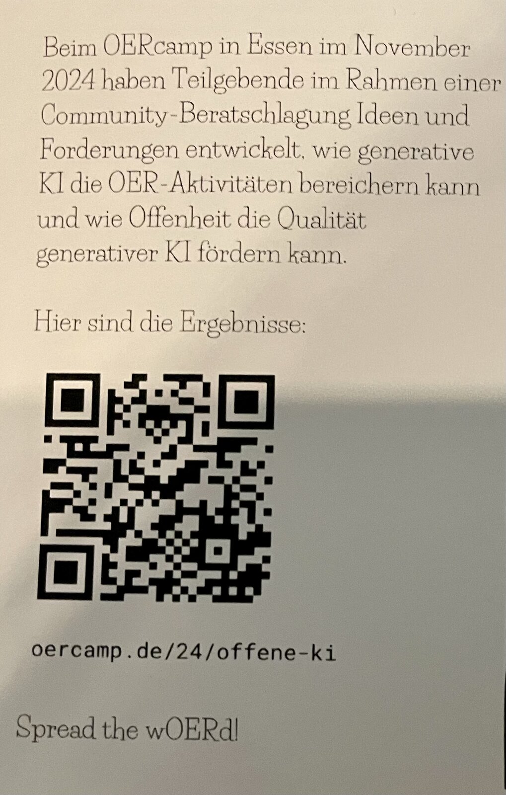Rückseite Postkarte mit QR-Code und Link zu den Ergebnissen der Community-Beratschlagung zum Thema KI beim OERcamp 2024 in Essen“.