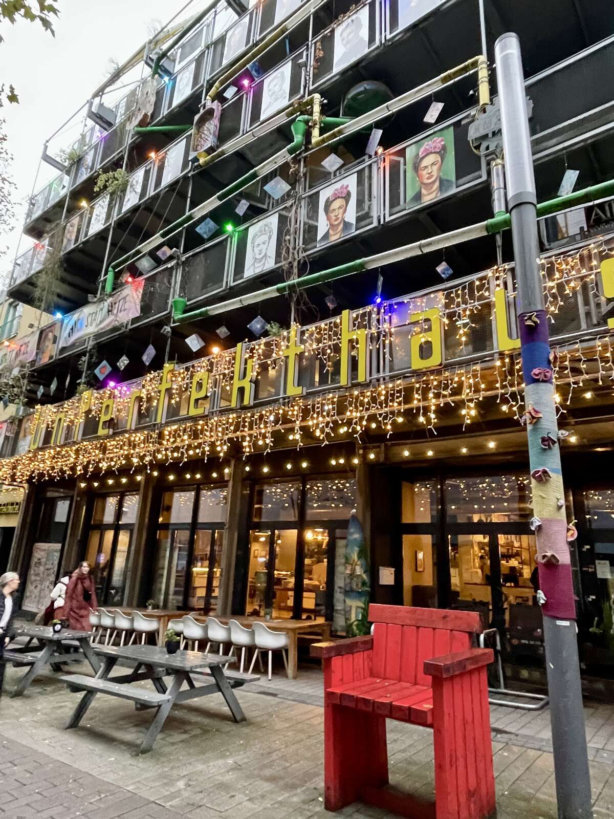 Außenfassade vom Unperfekthaus in Essen mit verschiedenen Bildern, Lichterkette und bunten Lampen.