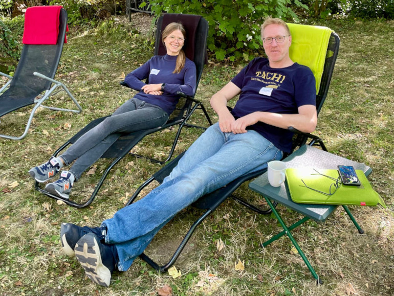 Gina und Ludger vom FOERBICO-Team machen eine Pause auf Sonnen-Liegestühlen im Garten in Weimar.
